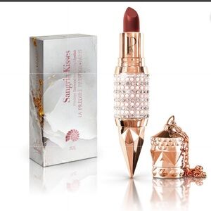 Sangria Kisses
Prestige Diamond Red Stamy Lipstick
LA PRÉDIRÉ PRESTIGE • PARIS